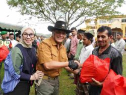 Pangdam IM dan Ketua Persit KCK bagi Sembako kepada Masyarakat Kurang Mampu di Aceh Besar