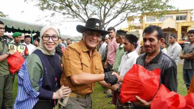 Pangdam IM dan Ketua Persit KCK bagi Sembako kepada Masyarakat Kurang Mampu di Aceh Besar