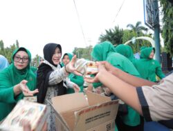 Bersama Persit dan PIKK PLN, Wali Kota Illiza Bagikan Takjil di Simpang Kodim