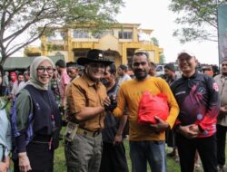 Ws.Dandim 0101/KBA Dampingi Pangdam IM Salurkan Bantuan Sembako di Aceh Besar