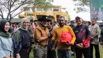 Ws.Dandim 0101/KBA Dampingi Pangdam IM Salurkan Bantuan Sembako di Aceh Besar