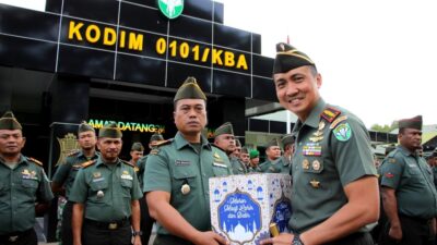 Dandim 0101/Kota Banda Aceh Serahkan Bingkisan Lebaran Idul Fitri 1446 H kepada Prajurit