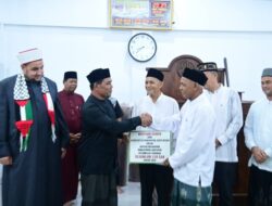 Safari Ramadhan di Masjid Mujahidin Lamlhom, Bupati Aceh Besar Serahkan Bantuan 150 Sak Semen