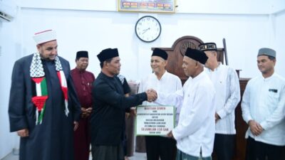 Safari Ramadhan di Masjid Mujahidin Lamlhom, Bupati Aceh Besar Serahkan Bantuan 150 Sak Semen