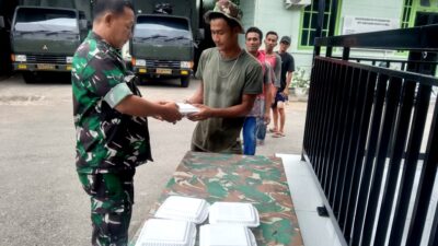 Berkah Ramadhan, Kodim 0101/KBA Bagikan Nasi dan Takjil Gratis untuk Warga