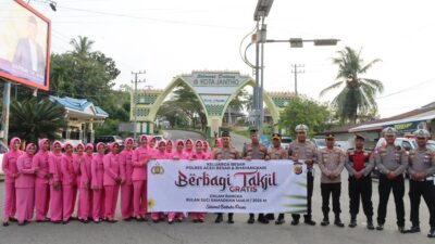 Bulan Penuh Berkah, Polres Aceh Besar Bagikan Takjil Kepada Masyarakat Pengguna Jalan