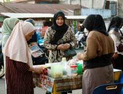 Ramah dan Sederhana, Ketua TP PKK Marlina Berburu Takjil Dengan Sepeda Motor
