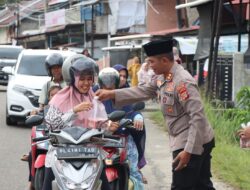 Polres Aceh Selatan Berbagi Takjil kepada Masyarakat di Jalan Nasional