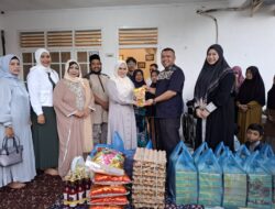 Istri Wakil Gubernur Aceh Bagi Takjil dan Sembako ke Sejumlah Rumah Singgah
