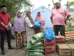 Istri Wagub Aceh Serahkan Bantuan Sembako untuk Korban Kebakaran Rumah di Bireuen
