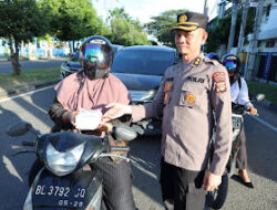 Bidhumas Polda Aceh Bagikan Takjil kepada Pengendara di Simpang Masjid Oman