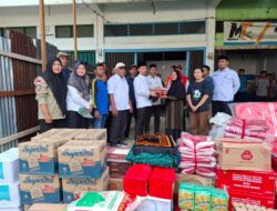 Bupati Aceh Barat Serahkan Bantuan Masa Panik Kepada Korban Angin Puting Beliung