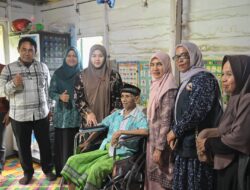 Istri Bupati dan Wabup Aceh Besar Blusukan ke Kuta Baro, Salurkan Bantuan Sembako dan Kursi Roda