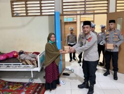 Kapolres Nagan Raya Berbagi Takjil di Rumah Sakit Umum Nagan Raya