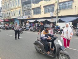 Amankan Masyarakat Cari Bekal Buka Puasa, Personel Ditlantas Polda Aceh Atur Lalu Lintas