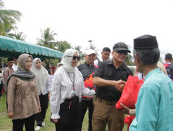 Ws. Dandim 0101/KBA Dampingi Pangdam IM Salurkan Paket Sembako Kepada Warga Mon Ara