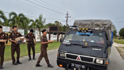 Kejaksaan Negeri Aceh Singkil Bagikan Takjil kepada Warga