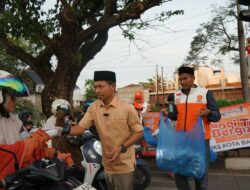 Farid Nyak Umar dan Kader PKS Banda Aceh Bagikan Takjil On The Road