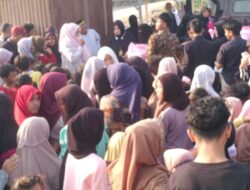 Bagi Takzil Buka Puasa, Komunitas Jumat Barakah Sasar Anak Anak di Kampung Nelayan