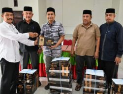 Jelang Idul Fitri, Wabup Aceh Besar Serahkan Bantuan Sarung untuk Teungku Imuem dan Bilal