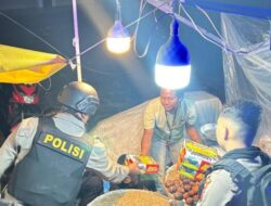 Sambil Patroli, Personel Sat Samapta Polres Langsa Bagikan Nasi Sahur Gratis kepada Masyarakat