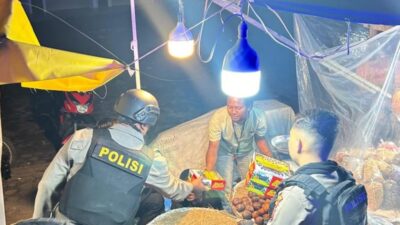 Sambil Patroli, Personel Sat Samapta Polres Langsa Bagikan Nasi Sahur Gratis kepada Masyarakat