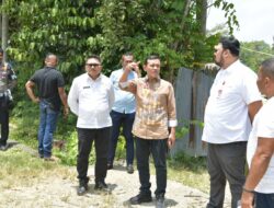 Kunker ke Pidie, Wagub Fadhlullah Tinjau Jalan Gampong dan Serahkan Sajadah untuk Masjid