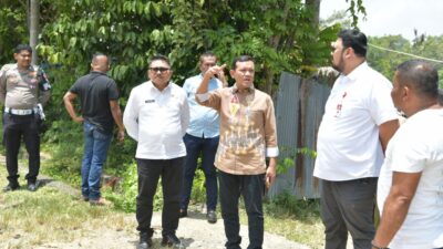 Kunker ke Pidie, Wagub Fadhlullah Tinjau Jalan Gampong dan Serahkan Sajadah untuk Masjid