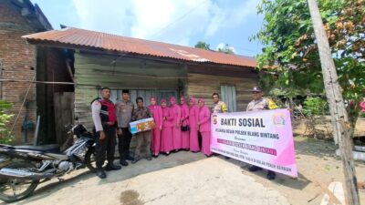 Bagikan Paket Lebaran Untuk Warga, Ini Harapan Kapolsek Blang Bintang