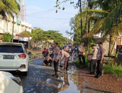 Belum Sebulan Menjabat Kapolsek KBJ, AKP Winarto Lakukan Aksi Tambal Jalan Bersama Personel