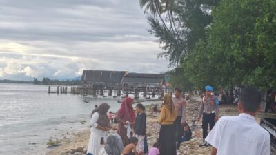Personel Pos Pam Operasi Ketupat Seulawah 2025 Polres Aceh Selatan Patroli di Objek Wisata