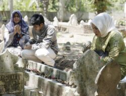 Ketua TP PKK Aceh Berziarah ke Makam Ayah di TPU Tambon Tunong
