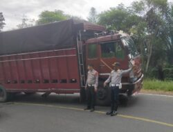 Gerak Cepat, Personel Sat Lantas Polres Aceh Besar Tangani Laka Lantas di Lembah Seulawah