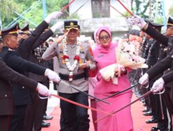 Tradisi Pedang Pora Warnai Lepas Sambut Kapolres Aceh Selatan