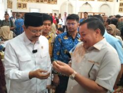 Bertemu Mensos RI, Bupati TRK Sampaikan Potensi Nagan Raya dan Beri Cinderamata dari Batu Giok