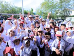 Senyum Ceria Siswa SD 20 Sambut Illiza Launching Dokter Saweu Sikula