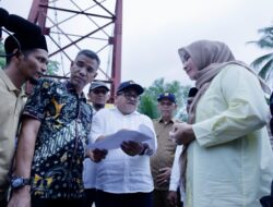 Ketua TP PKK Aceh Tinjau Jembatan Krueng Sawang yang Ambruk
