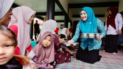 Kunjungi Dapur MBG, Ketua PKK Aceh Suapi Balita dan Dukung Pemenuhan Gizi Masyarakat