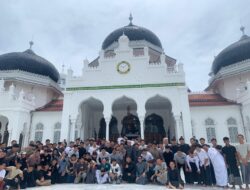 Jelang Kompetisi, Pelatih dan Pemain PFL Shalat Jumat di Masjid Raya Baiturrahman