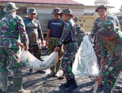 Prajurit Kodim 0114 Aceh Jaya Bersama Masyarakat Bersihkan Puing Sisa Kebakaran di Pasar Lamno