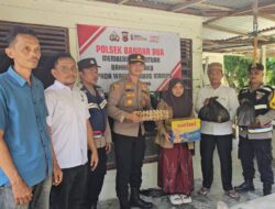 Polsek Bandar Dua Bagikan Sembako Kepada Warga Kurang Mampu