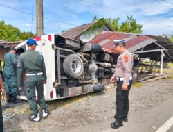 Laka Lantas Tunggal di Samatiga, Minibus Tabrak Dua Warung Warga