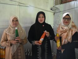 Ketua Dekranasda Aceh Besar Borong Syrup Kelapa Gading di Montasik