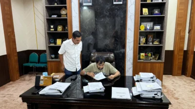 Tiba di Banda Aceh, Mualem Langsung Bekerja Hingga Larut Malam