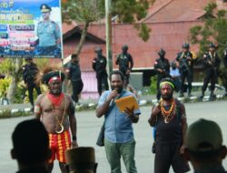 Satgas Yonif 112/DJ Amankan Perdamaian Ritual Adat Belah Kayu Doli di Puncak Jaya