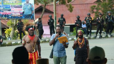 Satgas Yonif 112/DJ Amankan Perdamaian Ritual Adat Belah Kayu Doli di Puncak Jaya