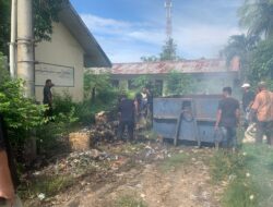 DLH Aceh Besar Bersama Pegawai Kecamatan Bersihkan Tumpukan Sampah di Lambaro Angan