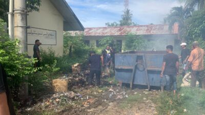 DLH Aceh Besar Bersama Pegawai Kecamatan Bersihkan Tumpukan Sampah di Lambaro Angan