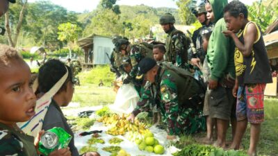 Satgas Yonif 112/DJ Borong Hasil Bumi Masyarakat Puncak Jaya