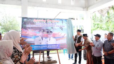 Bupati Aceh Selatan Serahkan secara Simbolis Bantuan Perahu Motor untuk Nelayan
